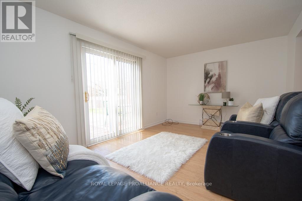 1635 Applewood Crescent, Peterborough West (Central), Ontario  K9K 1N3 - Photo 6 - X12116800