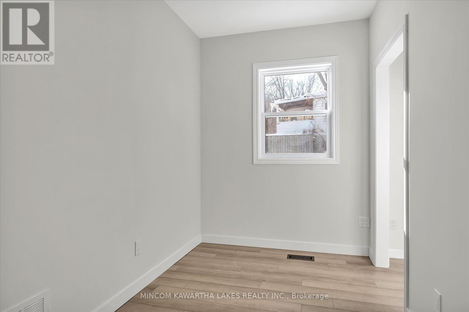 588 Wolfe Street, Peterborough Central (South), Ontario  K9J 2L8 - Photo 10 - X12117038
