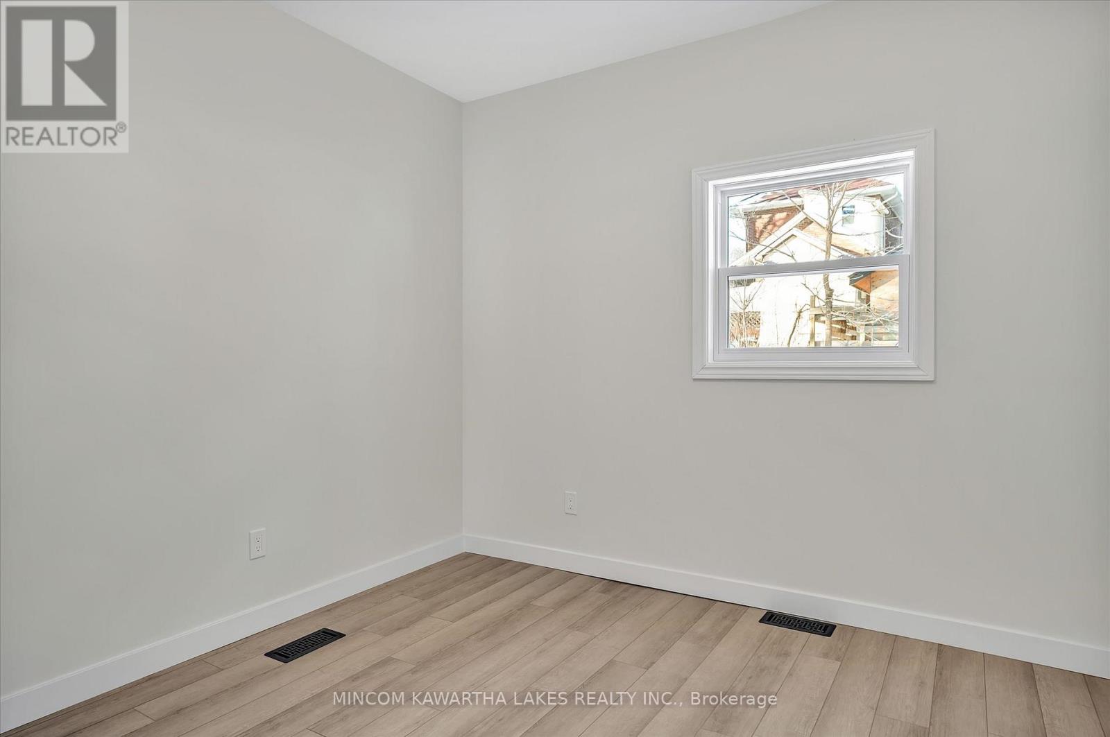 588 Wolfe Street, Peterborough Central (South), Ontario  K9J 2L8 - Photo 14 - X12117038