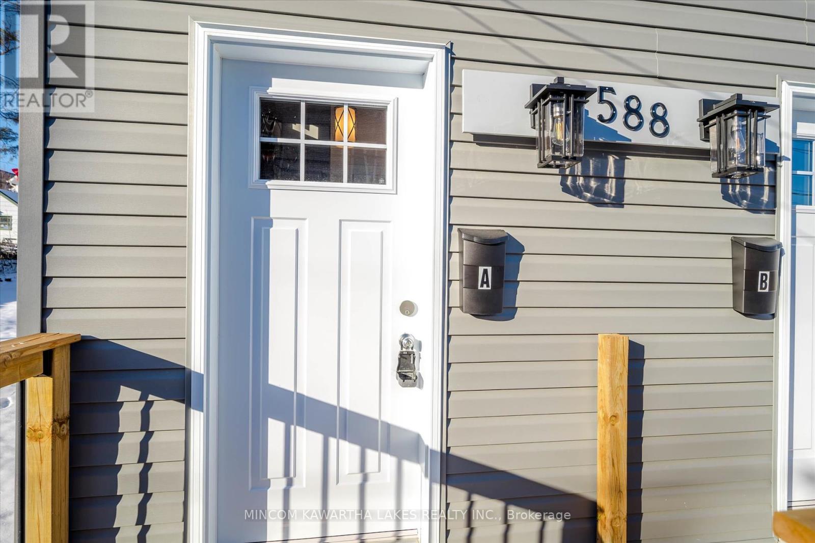 588 Wolfe Street, Peterborough Central (South), Ontario  K9J 2L8 - Photo 17 - X12117038