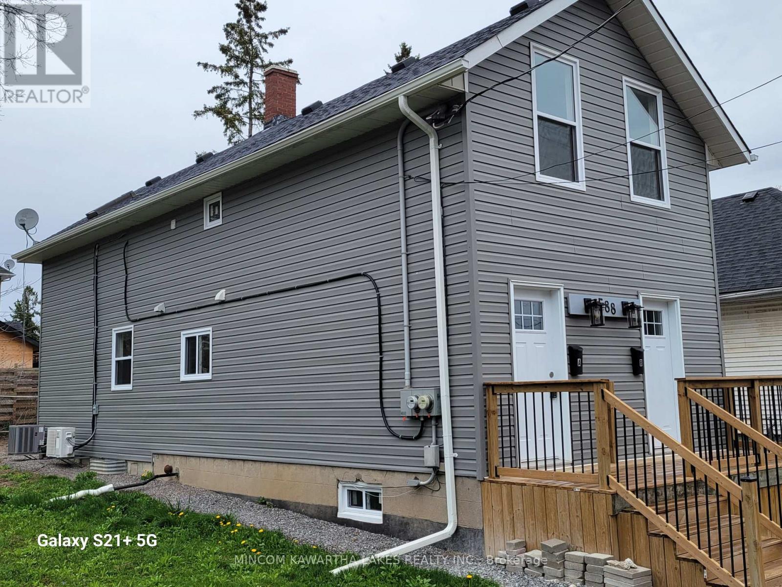 588 Wolfe Street, Peterborough Central (South), Ontario  K9J 2L8 - Photo 2 - X12117038