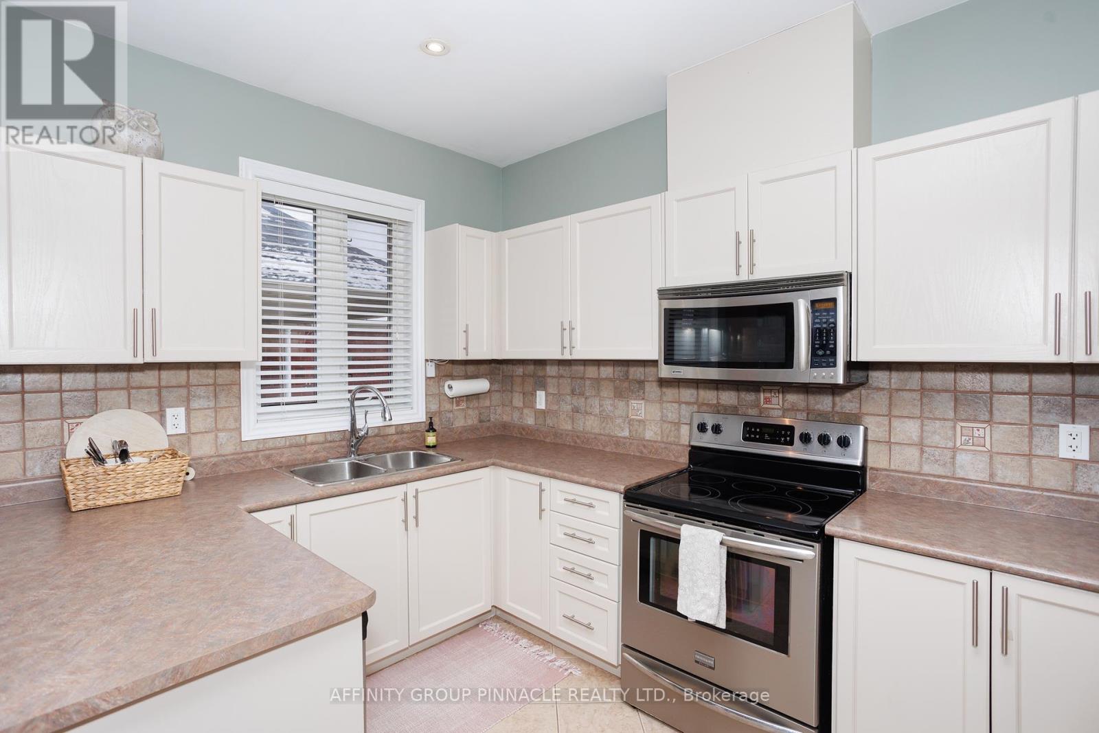 54 Ellis Crescent, Kawartha Lakes (Lindsay), Ontario  K9V 5Y1 - Photo 15 - X12118949