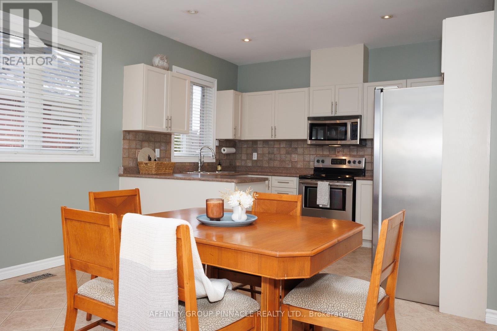 54 Ellis Crescent, Kawartha Lakes (Lindsay), Ontario  K9V 5Y1 - Photo 37 - X12118949