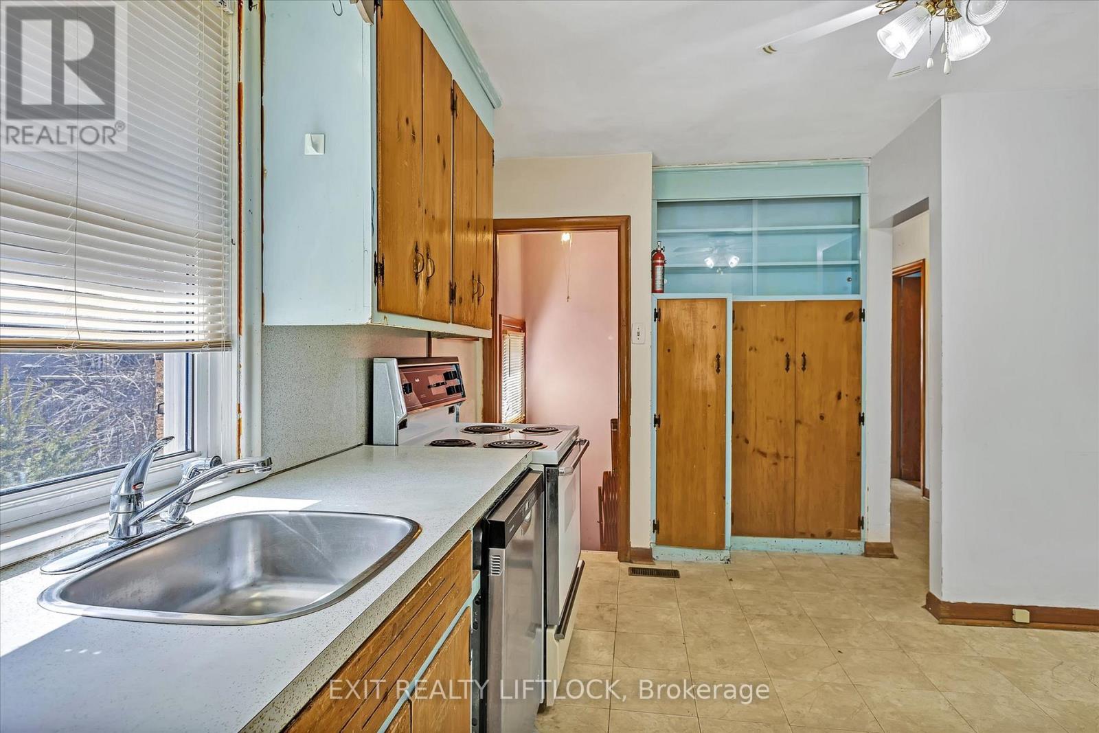 250 Bellevue Street, Peterborough North (South), Ontario  K9H 5E5 - Photo 11 - X12119208