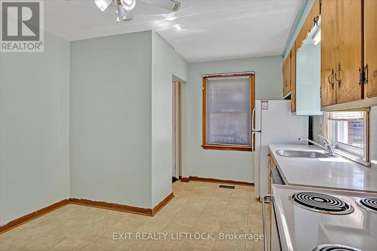 250 Bellevue Street, Peterborough North (South), Ontario  K9H 5E5 - Photo 9 - X12119208