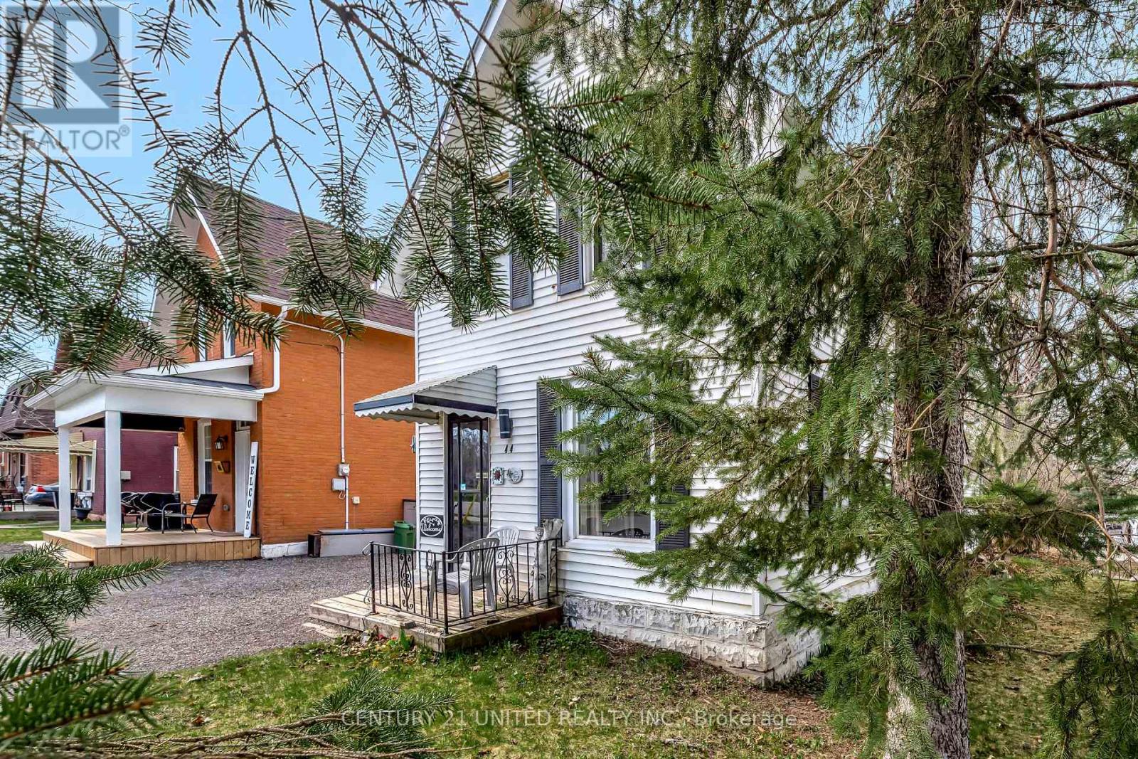 44 Elgin Street, Kawartha Lakes (Lindsay), Ontario  K9V 3W3 - Photo 3 - X12119592