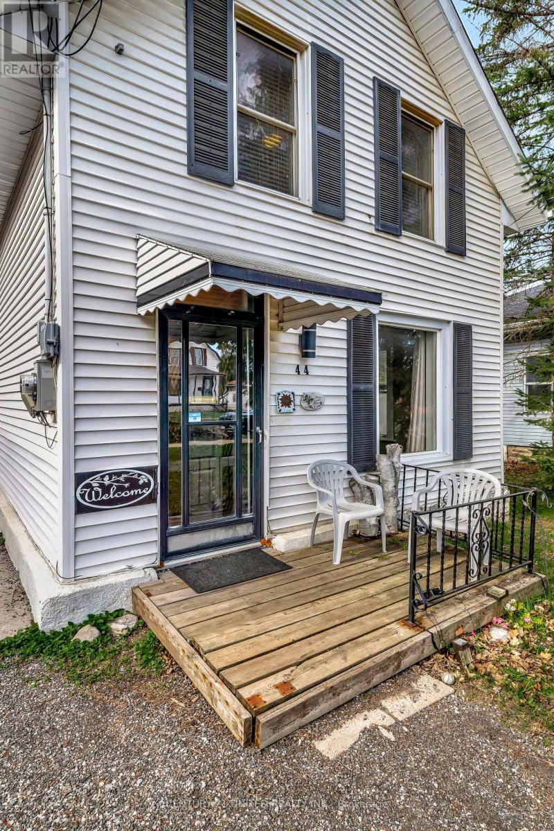 44 Elgin Street, Kawartha Lakes (Lindsay), Ontario  K9V 3W3 - Photo 4 - X12119592