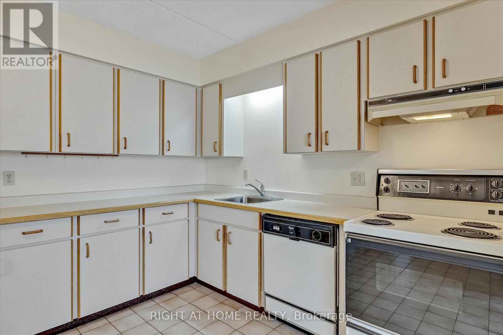208 - 795 Sherbrooke Street, Peterborough West (North), Ontario  K9J 2R2 - Photo 13 - X12119928