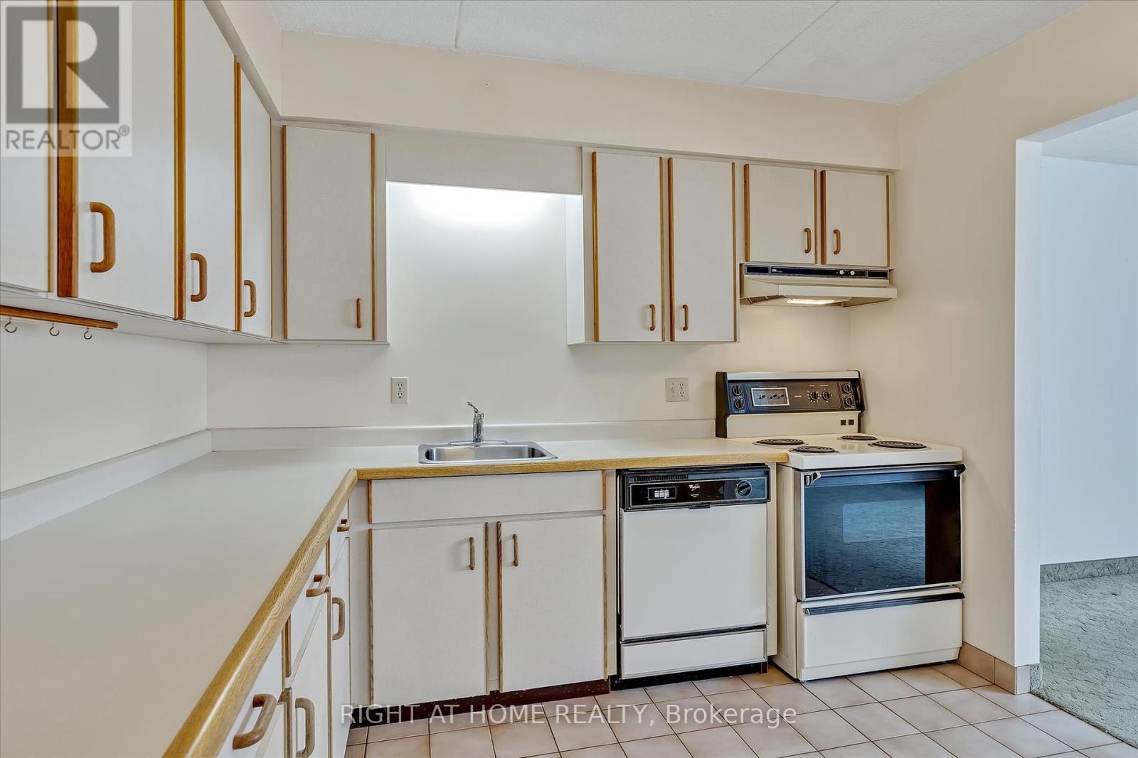208 - 795 Sherbrooke Street, Peterborough West (North), Ontario  K9J 2R2 - Photo 14 - X12119928