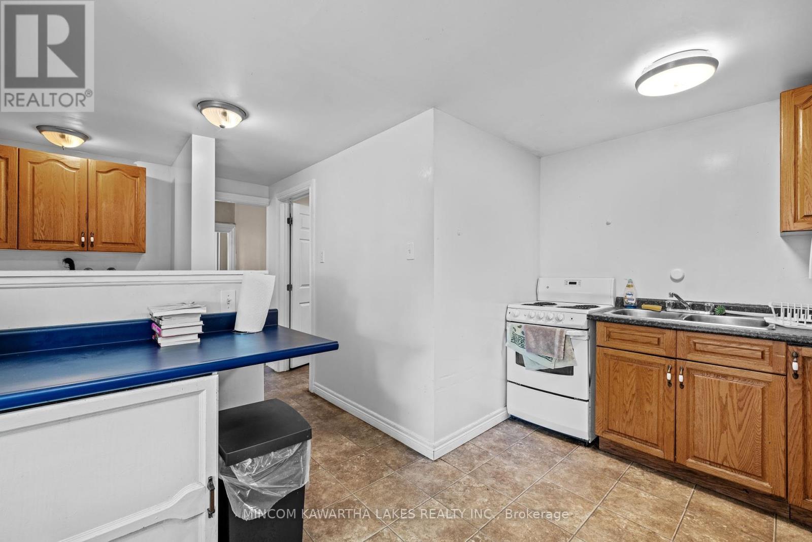 270 Sherbrooke Street, Peterborough Central (North), Ontario  K9J 2N6 - Photo 10 - X12120230