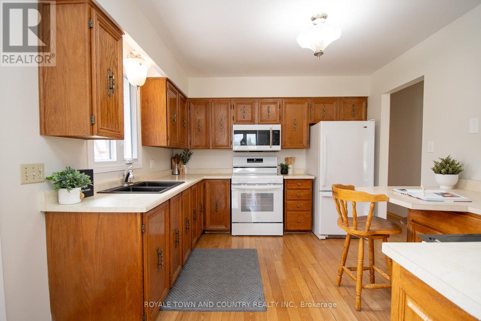 27 Hillside Drive, Kawartha Lakes (Lindsay), Ontario  K9V 1A3 - Photo 12 - X12124270