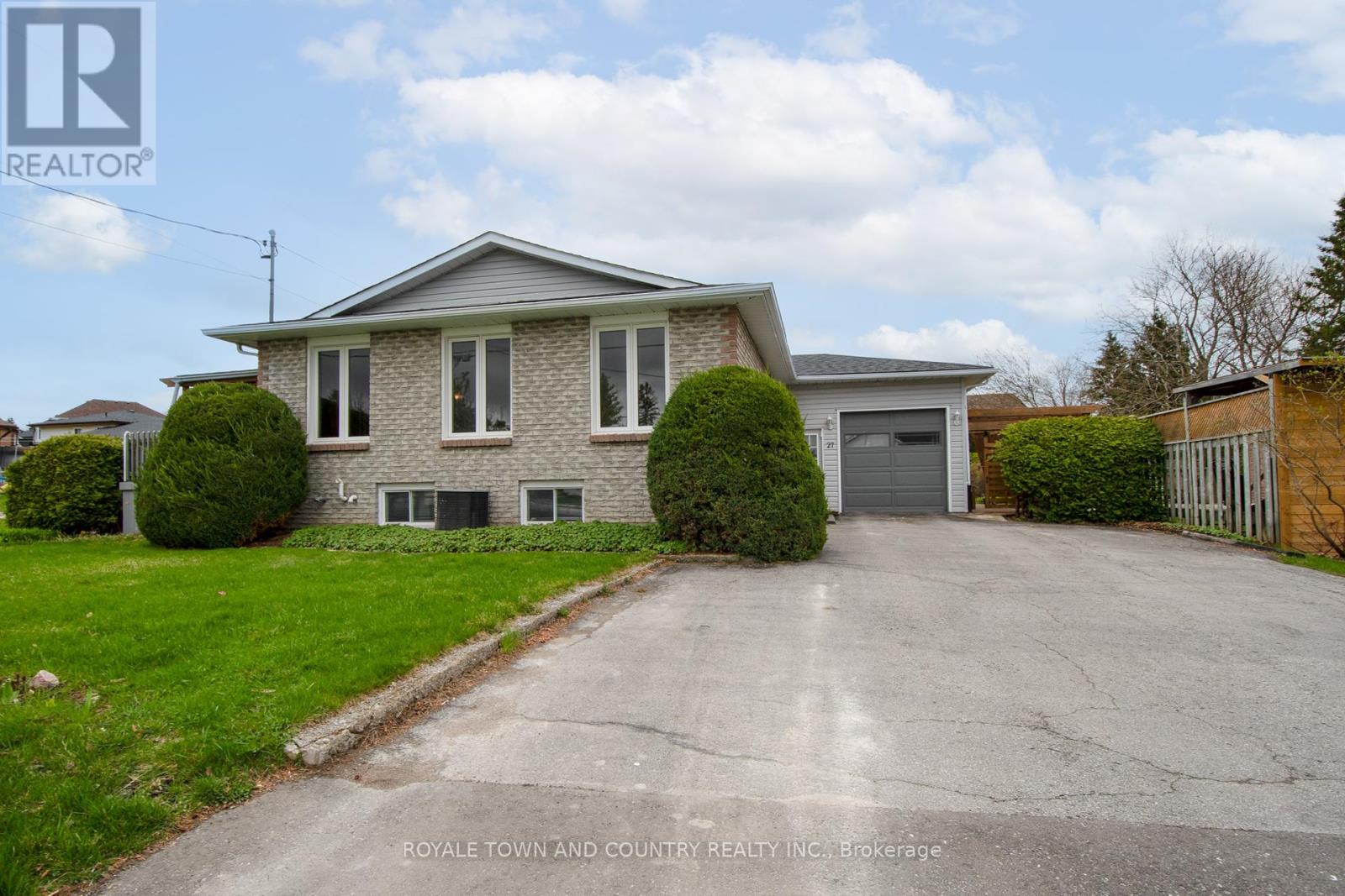 27 Hillside Drive, Kawartha Lakes (Lindsay), Ontario  K9V 1A3 - Photo 2 - X12124270