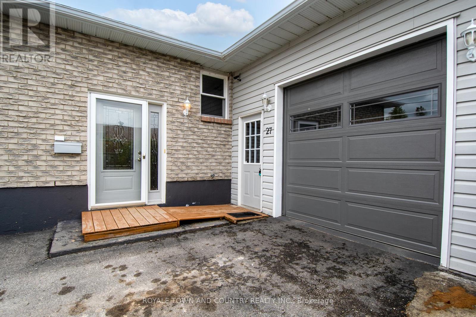 27 Hillside Drive, Kawartha Lakes (Lindsay), Ontario  K9V 1A3 - Photo 4 - X12124270