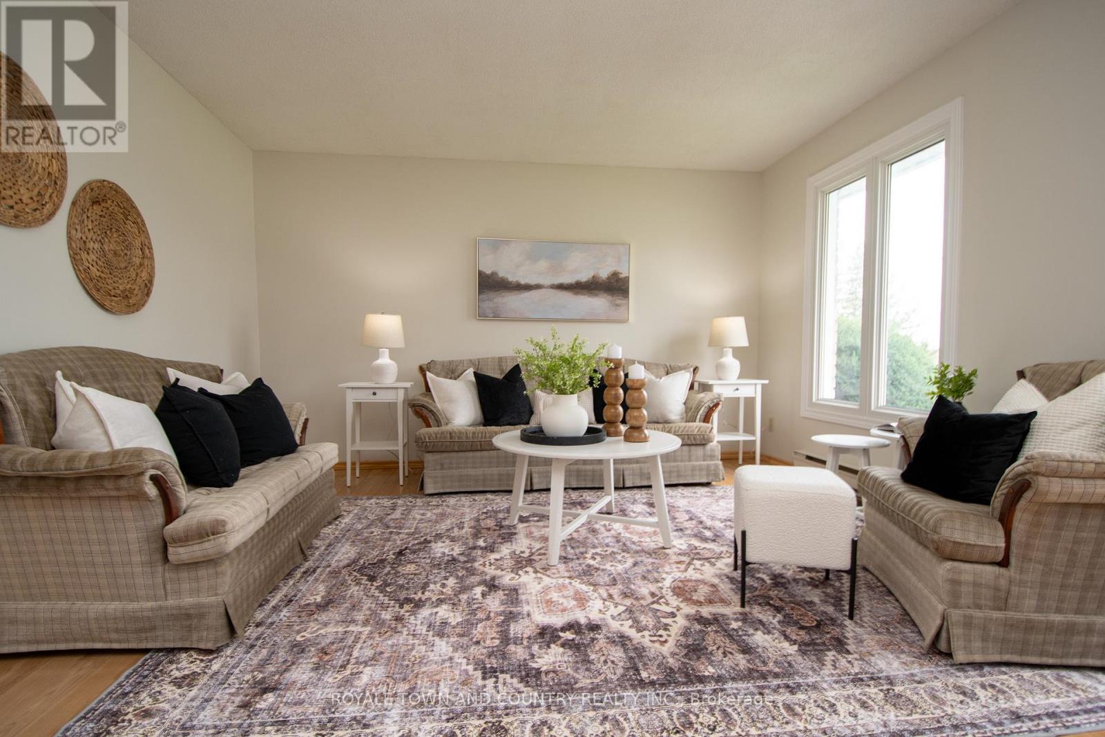 27 Hillside Drive, Kawartha Lakes (Lindsay), Ontario  K9V 1A3 - Photo 6 - X12124270