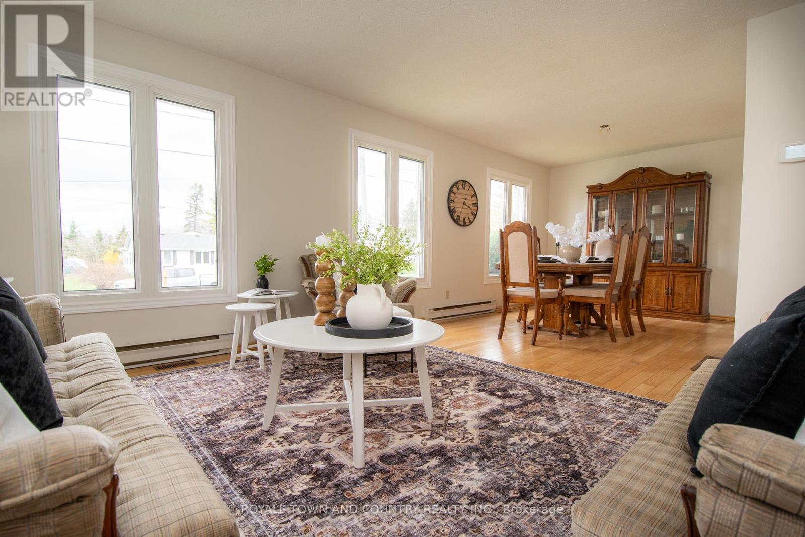 27 Hillside Drive, Kawartha Lakes (Lindsay), Ontario  K9V 1A3 - Photo 9 - X12124270