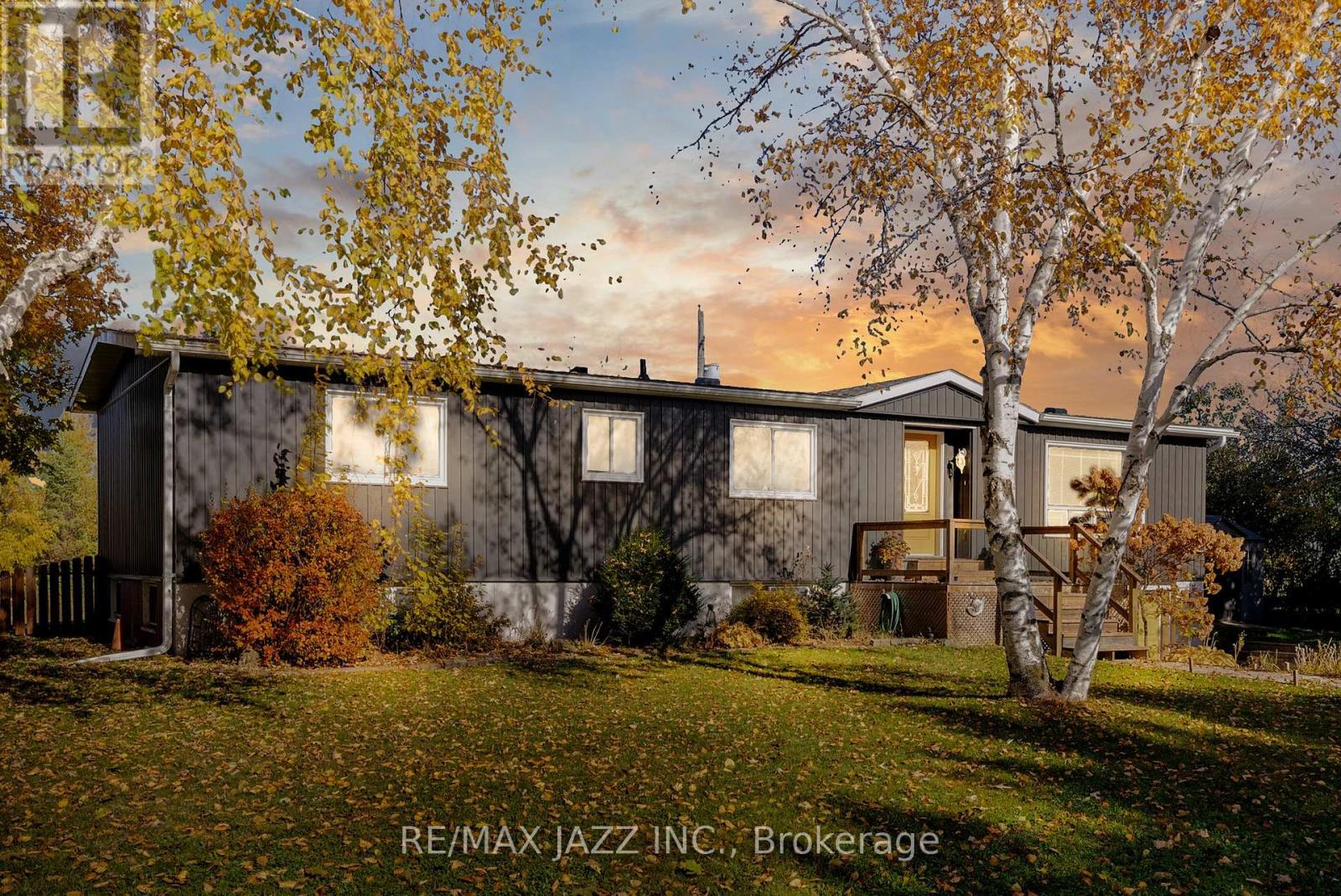 7 Fenelon Way, Kawartha Lakes (Fenelon), Ontario  K9V 0H5 - Photo 1 - X12125519
