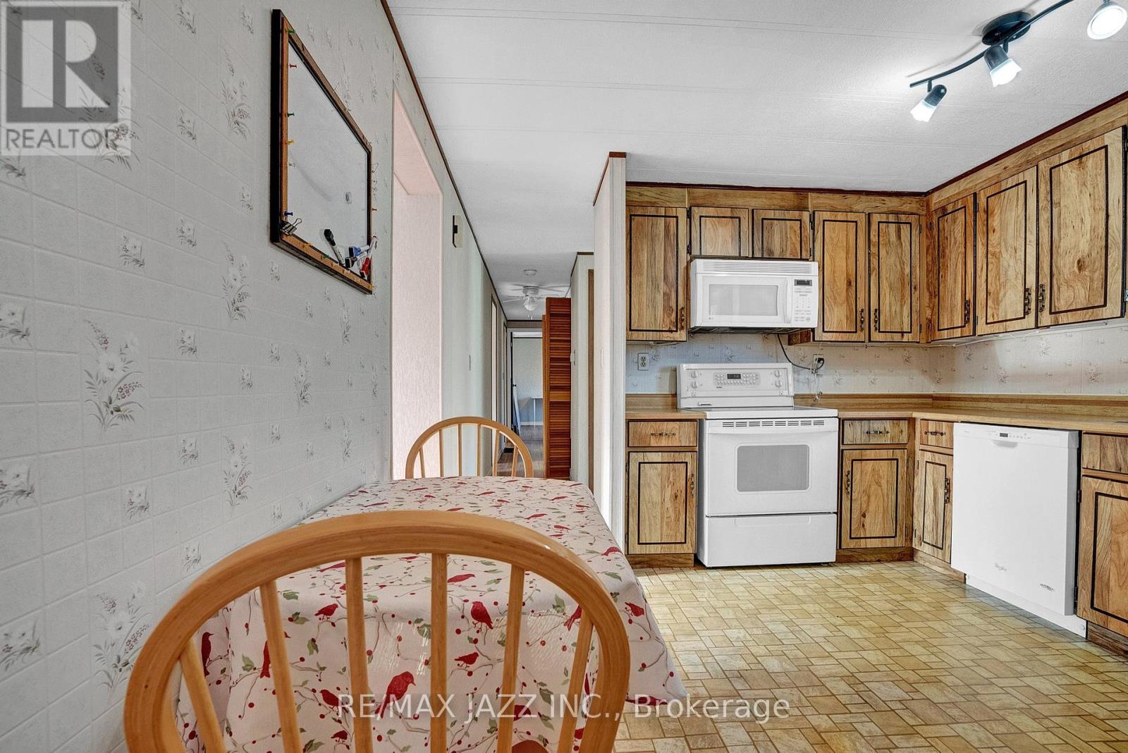 7 Fenelon Way, Kawartha Lakes (Fenelon), Ontario  K9V 0H5 - Photo 11 - X12125519