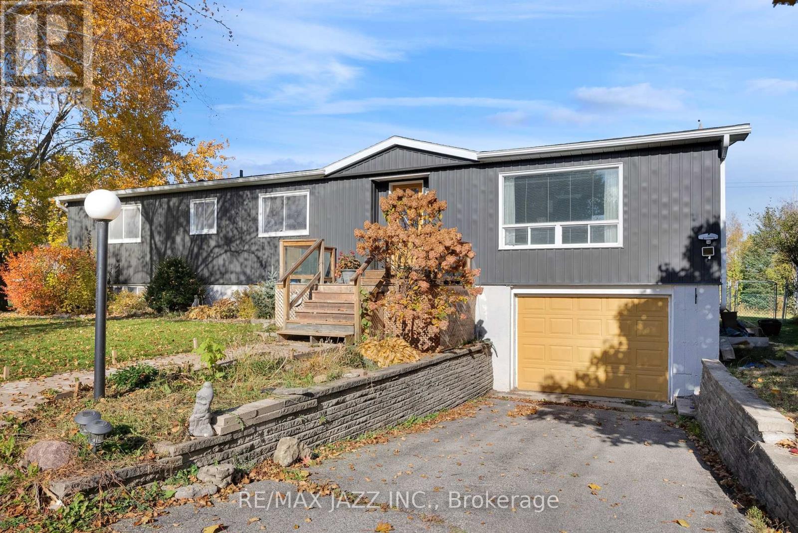 7 Fenelon Way, Kawartha Lakes (Fenelon), Ontario  K9V 0H5 - Photo 2 - X12125519