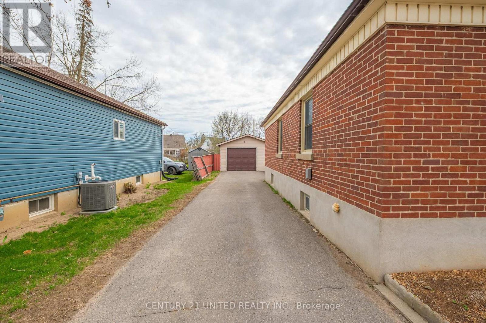 654 Monaghan Road, Peterborough South (West), Ontario  K9J 5J4 - Photo 15 - X12126633