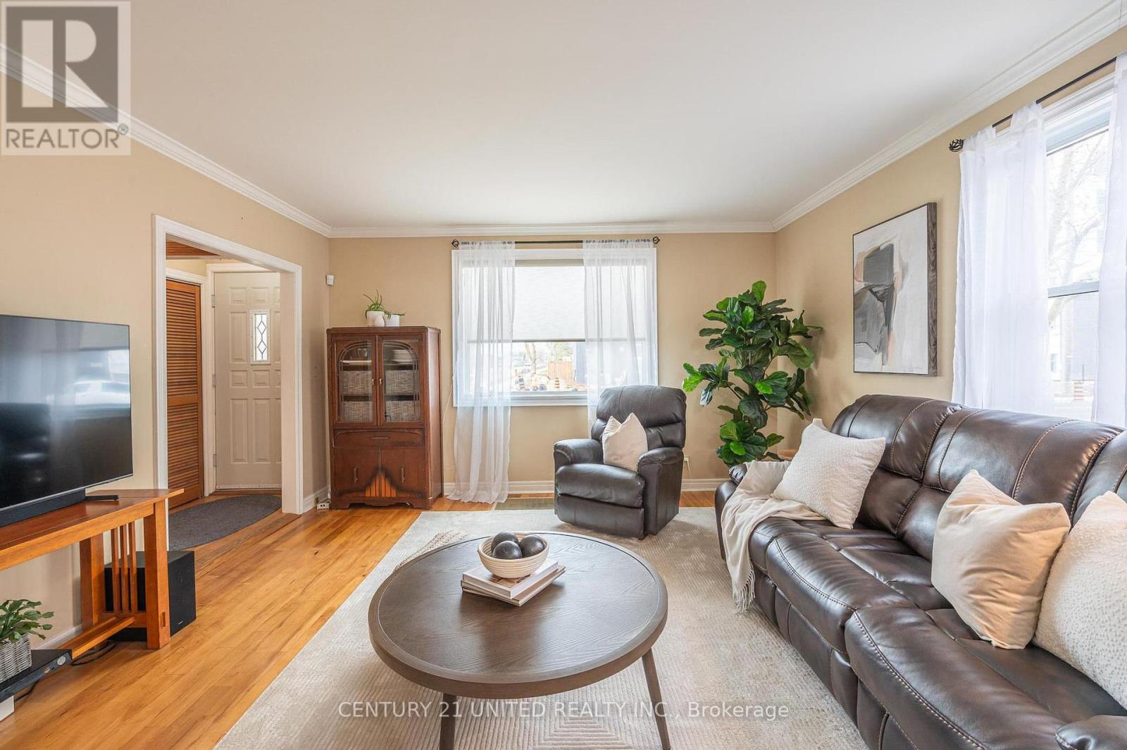 654 Monaghan Road, Peterborough South (West), Ontario  K9J 5J4 - Photo 4 - X12126633