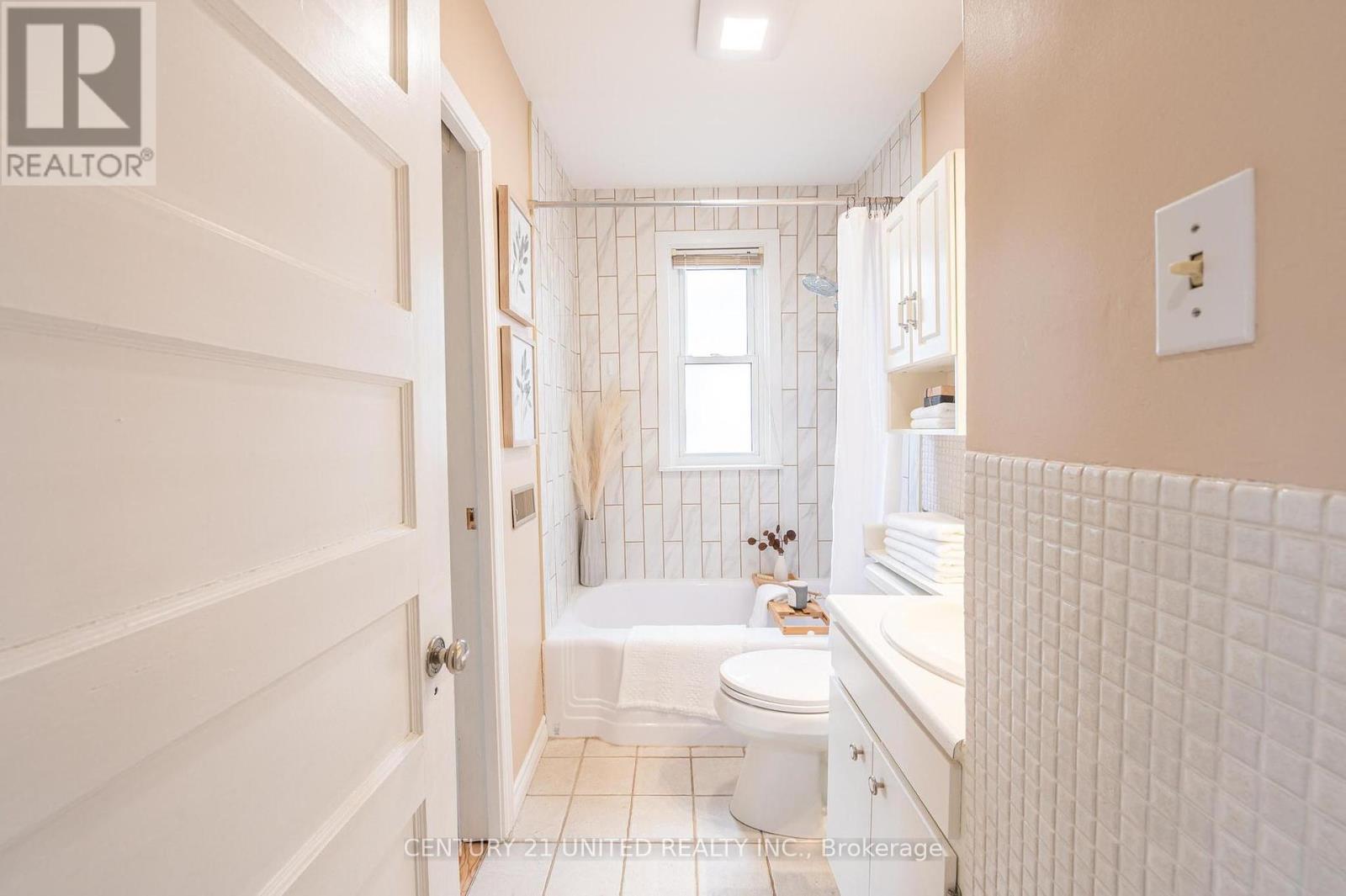 654 Monaghan Road, Peterborough South (West), Ontario  K9J 5J4 - Photo 9 - X12126633
