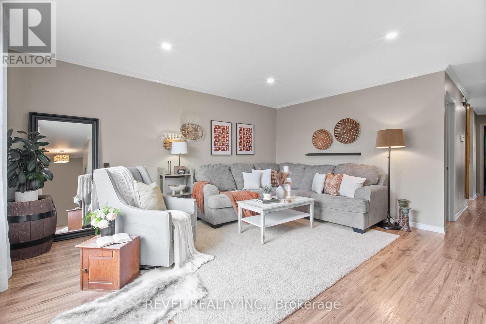 22 St.paul Street, Kawartha Lakes (Lindsay), Ontario  K9V 1S4 - Photo 6 - X12126805