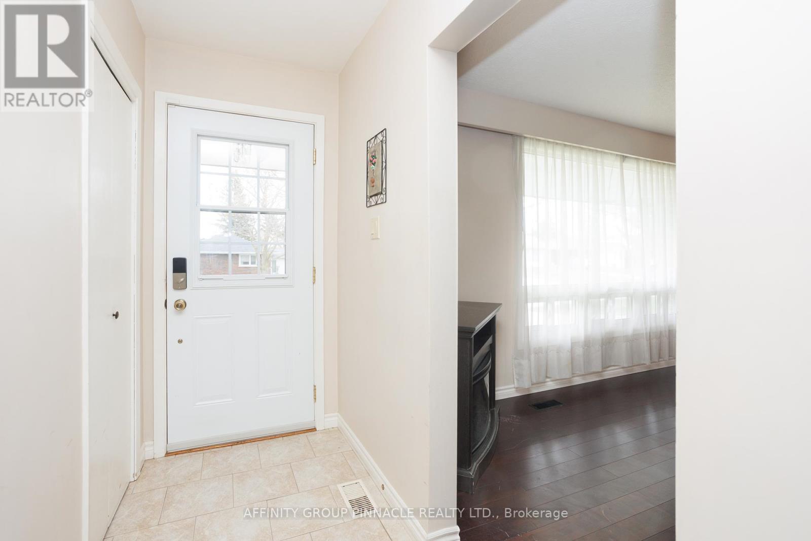 2 Maple Crescent, Kawartha Lakes (Lindsay), Ontario  K9V 2R7 - Photo 11 - X12128544