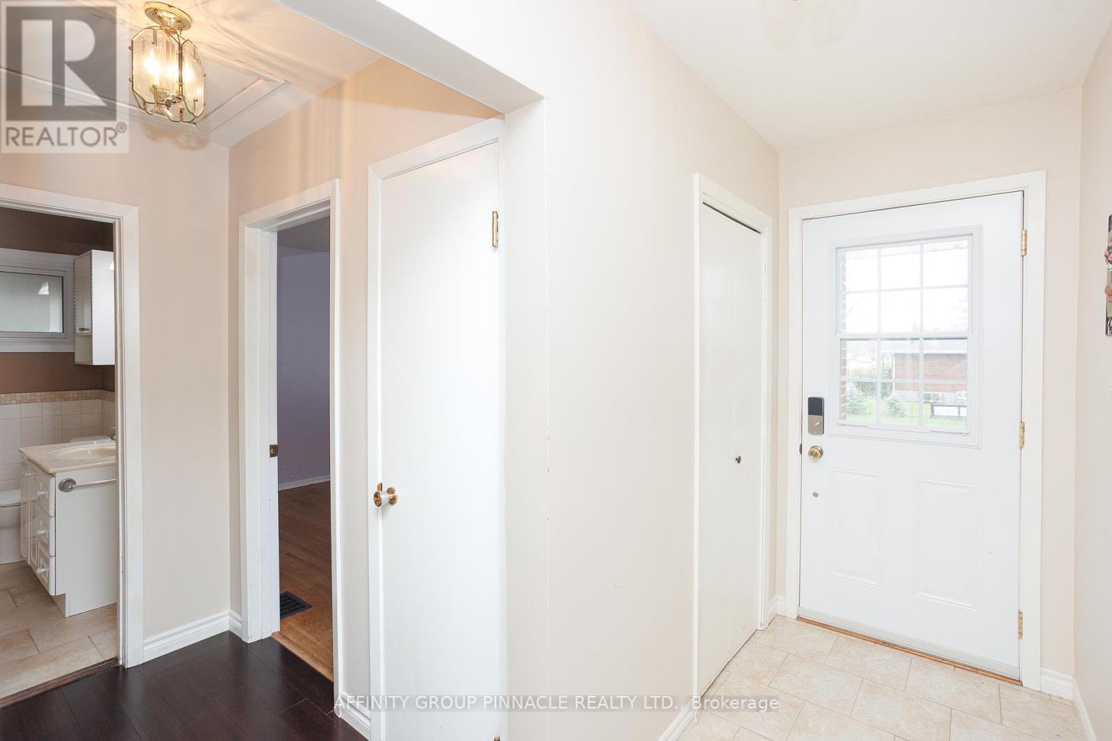 2 Maple Crescent, Kawartha Lakes (Lindsay), Ontario  K9V 2R7 - Photo 12 - X12128544