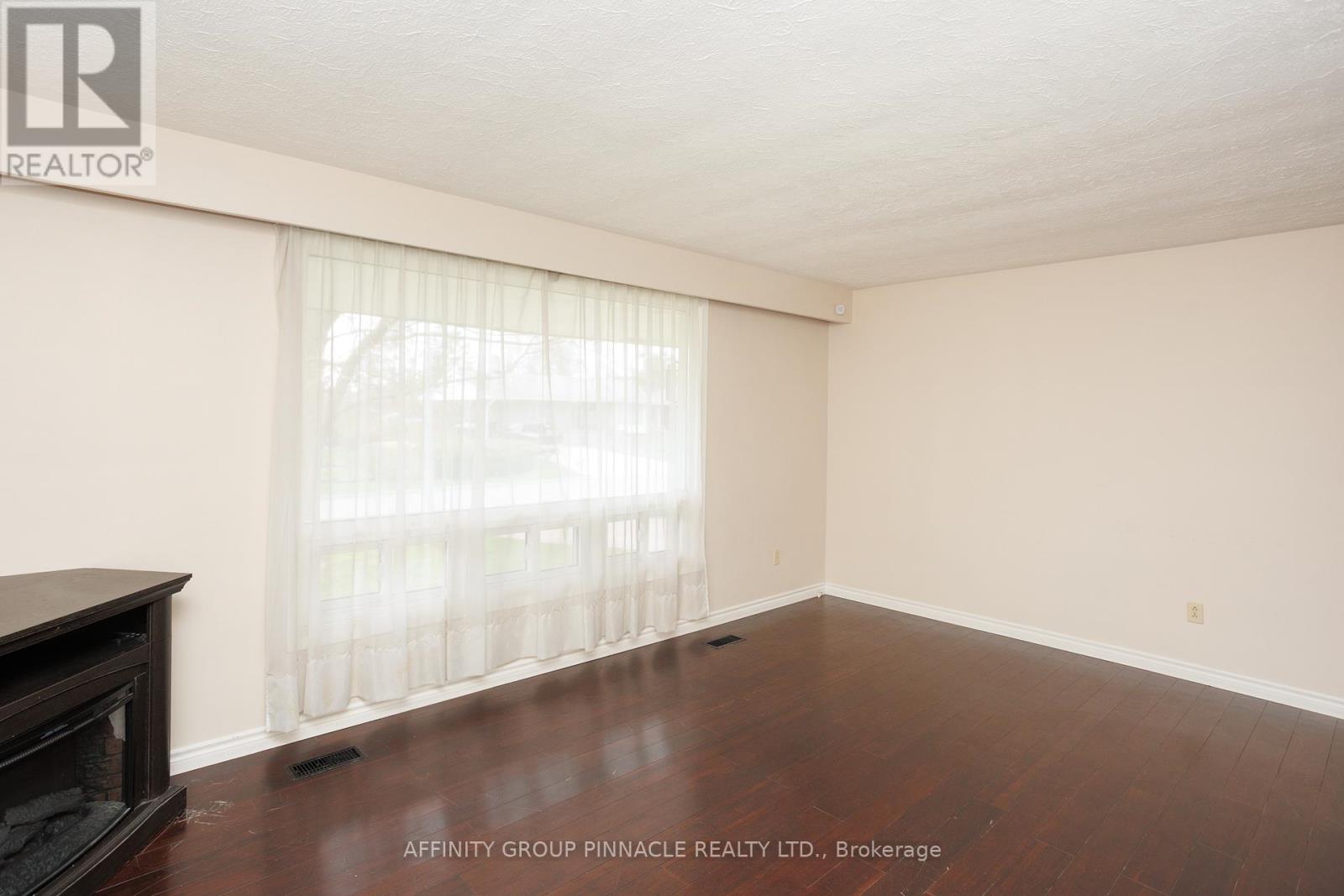 2 Maple Crescent, Kawartha Lakes (Lindsay), Ontario  K9V 2R7 - Photo 14 - X12128544