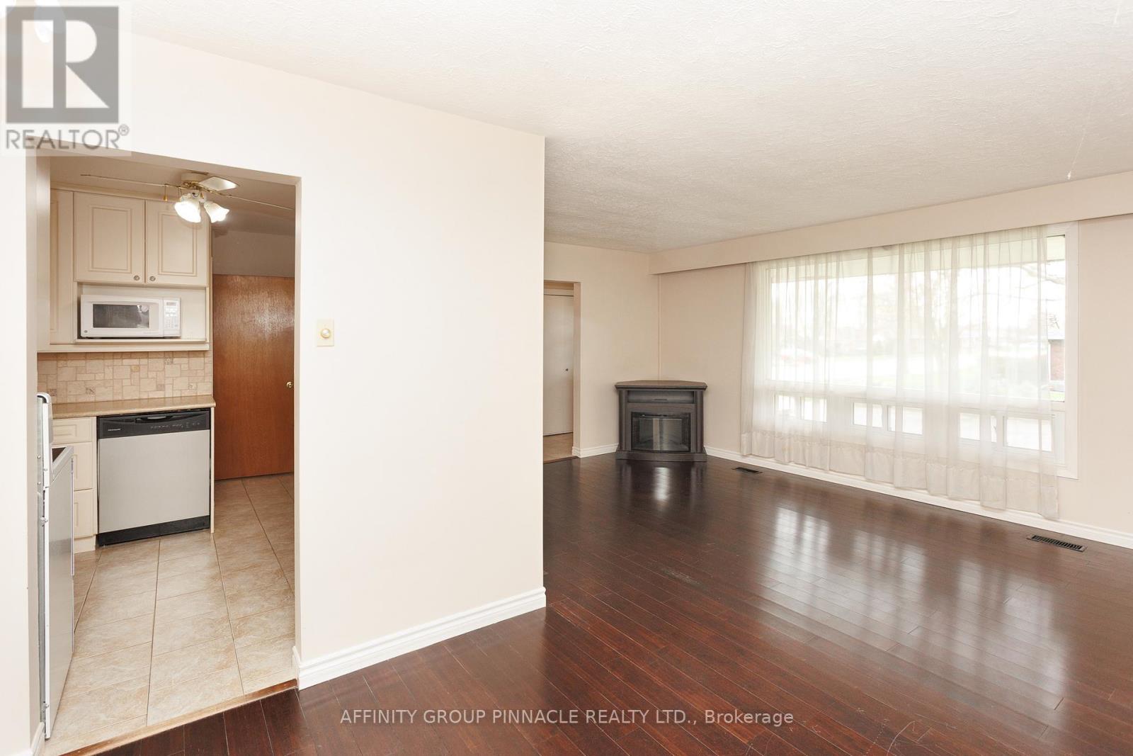 2 Maple Crescent, Kawartha Lakes (Lindsay), Ontario  K9V 2R7 - Photo 17 - X12128544