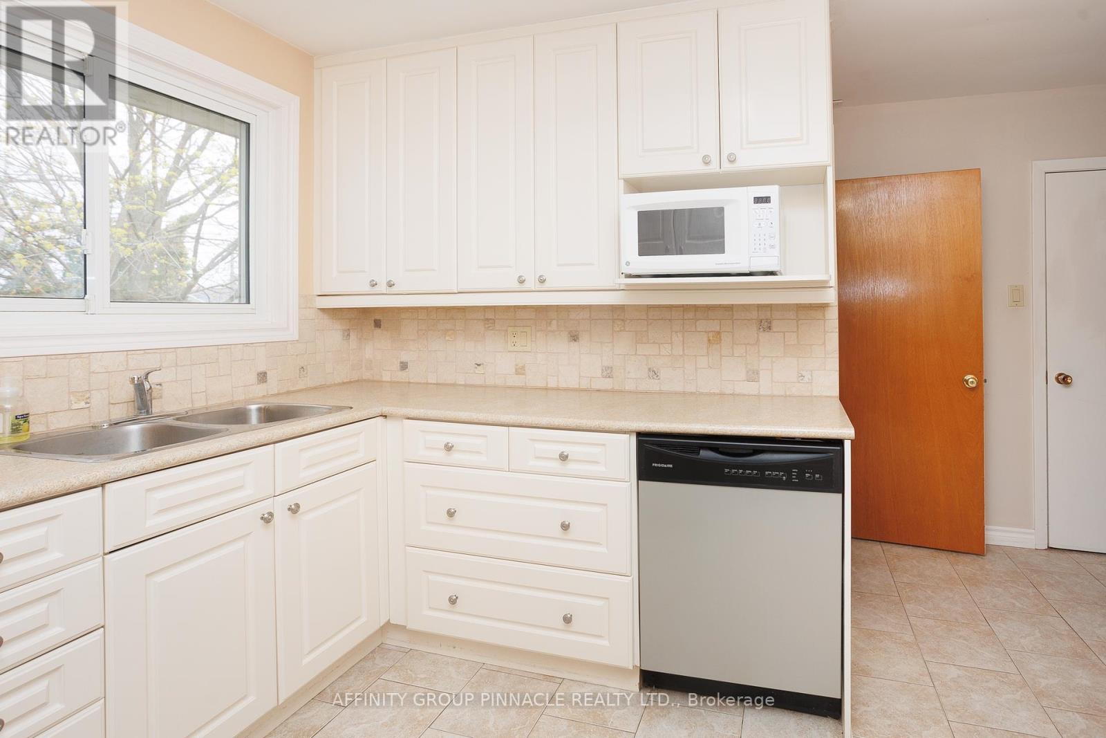 2 Maple Crescent, Kawartha Lakes (Lindsay), Ontario  K9V 2R7 - Photo 18 - X12128544