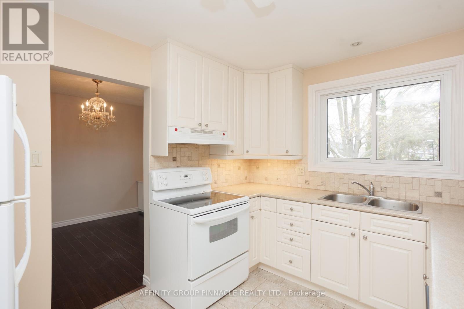 2 Maple Crescent, Kawartha Lakes (Lindsay), Ontario  K9V 2R7 - Photo 19 - X12128544