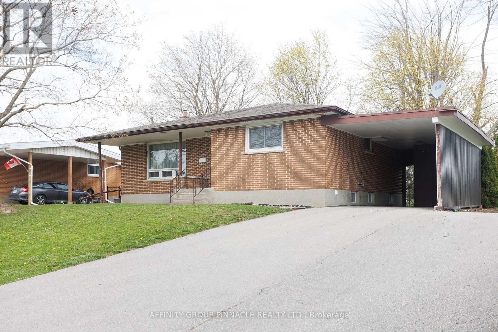 2 Maple Crescent, Kawartha Lakes (Lindsay), Ontario  K9V 2R7 - Photo 2 - X12128544
