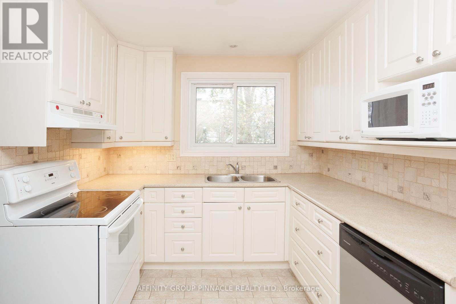 2 Maple Crescent, Kawartha Lakes (Lindsay), Ontario  K9V 2R7 - Photo 20 - X12128544