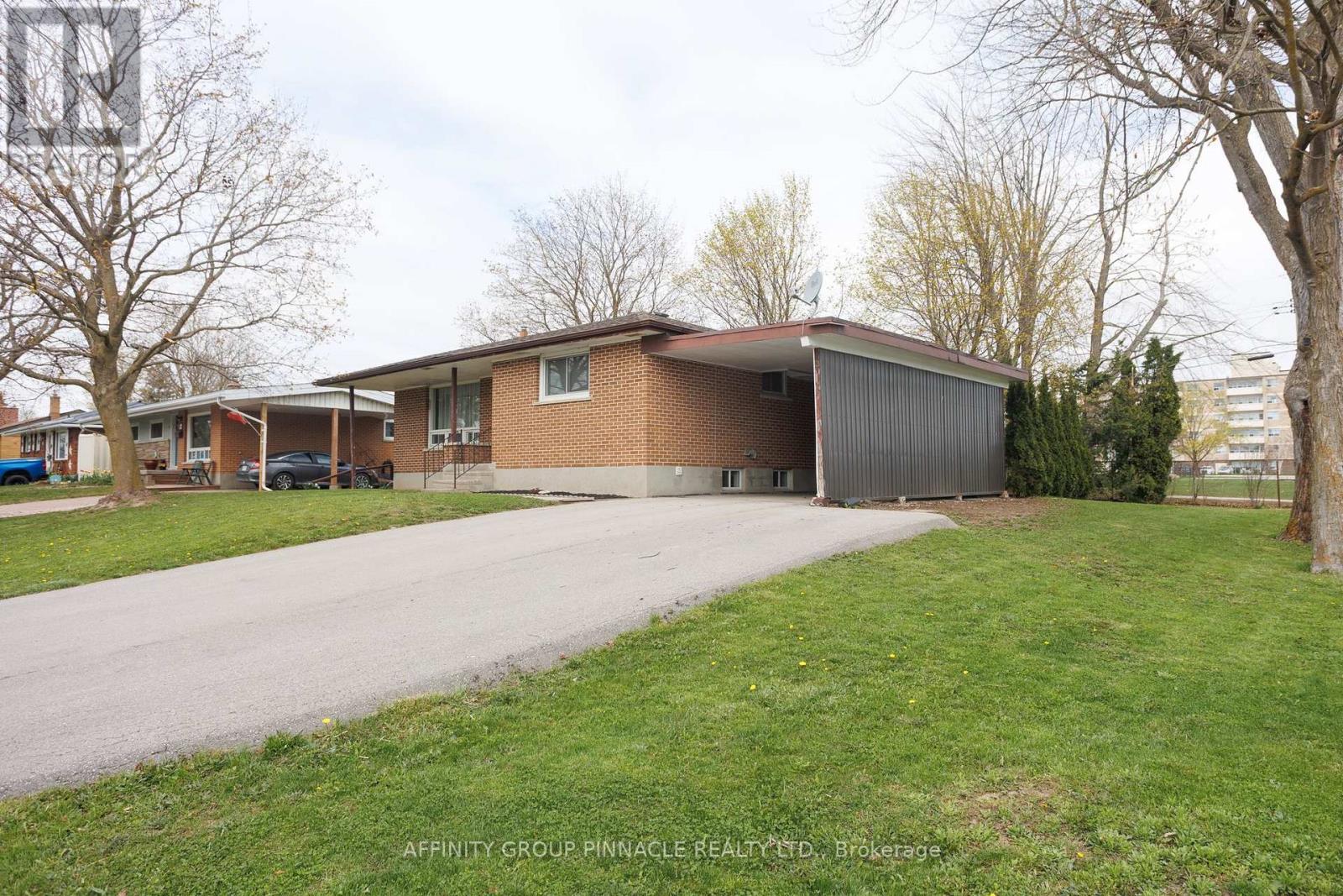 2 Maple Crescent, Kawartha Lakes (Lindsay), Ontario  K9V 2R7 - Photo 3 - X12128544