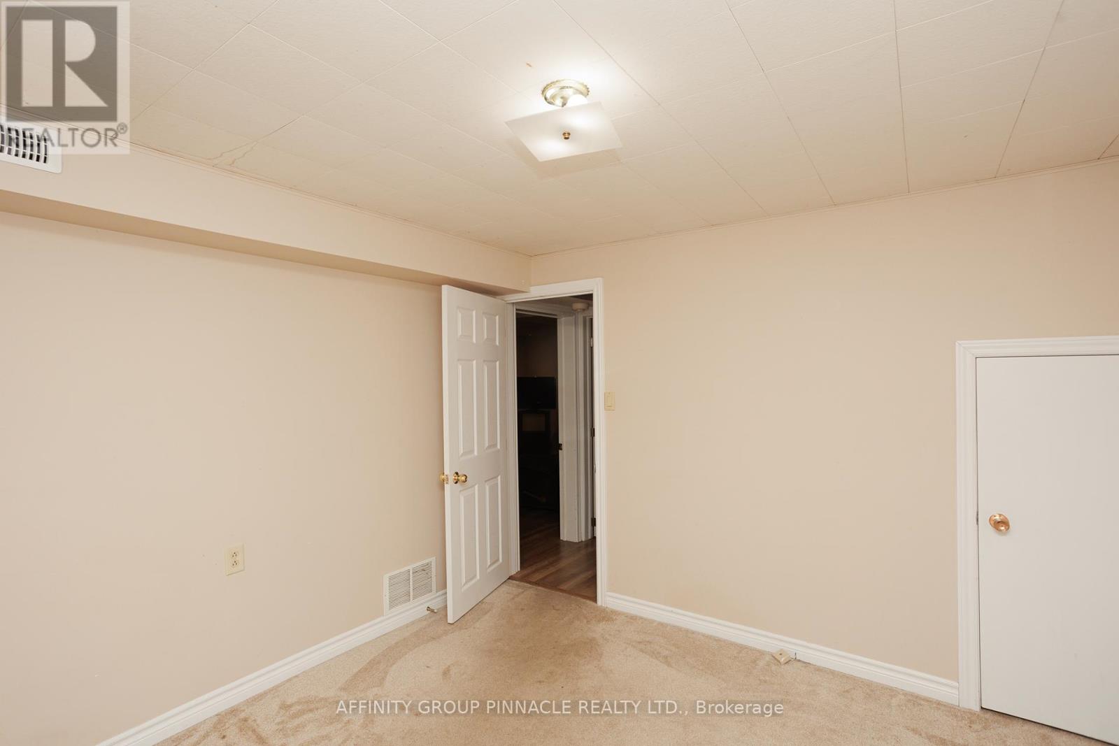 2 Maple Crescent, Kawartha Lakes (Lindsay), Ontario  K9V 2R7 - Photo 32 - X12128544