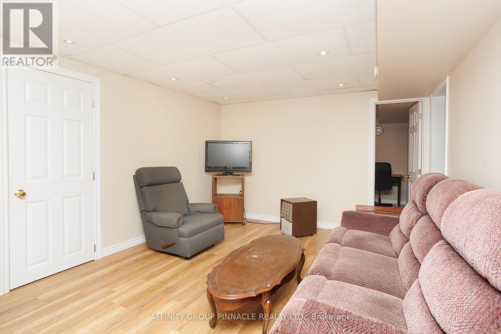 2 Maple Crescent, Kawartha Lakes (Lindsay), Ontario  K9V 2R7 - Photo 33 - X12128544