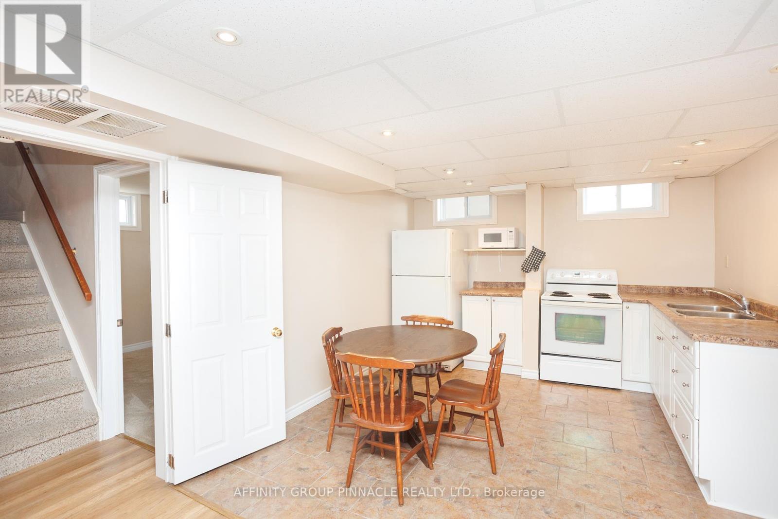2 Maple Crescent, Kawartha Lakes (Lindsay), Ontario  K9V 2R7 - Photo 35 - X12128544