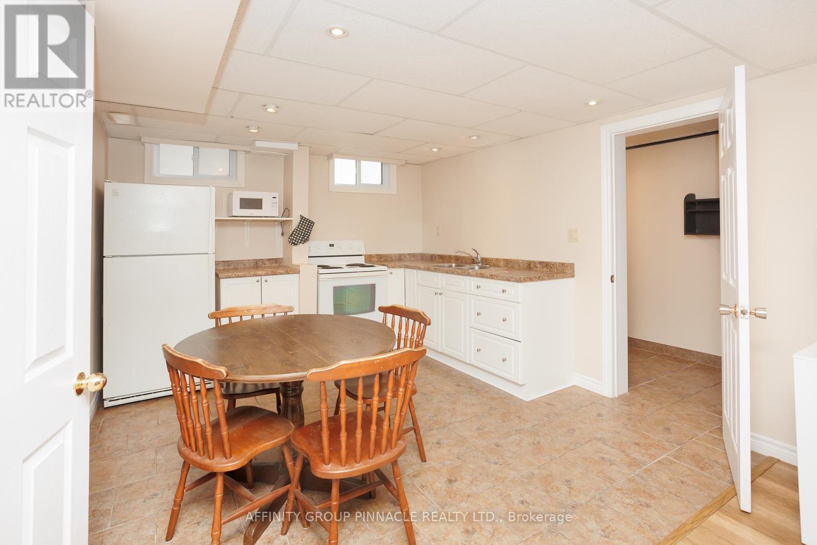 2 Maple Crescent, Kawartha Lakes (Lindsay), Ontario  K9V 2R7 - Photo 36 - X12128544