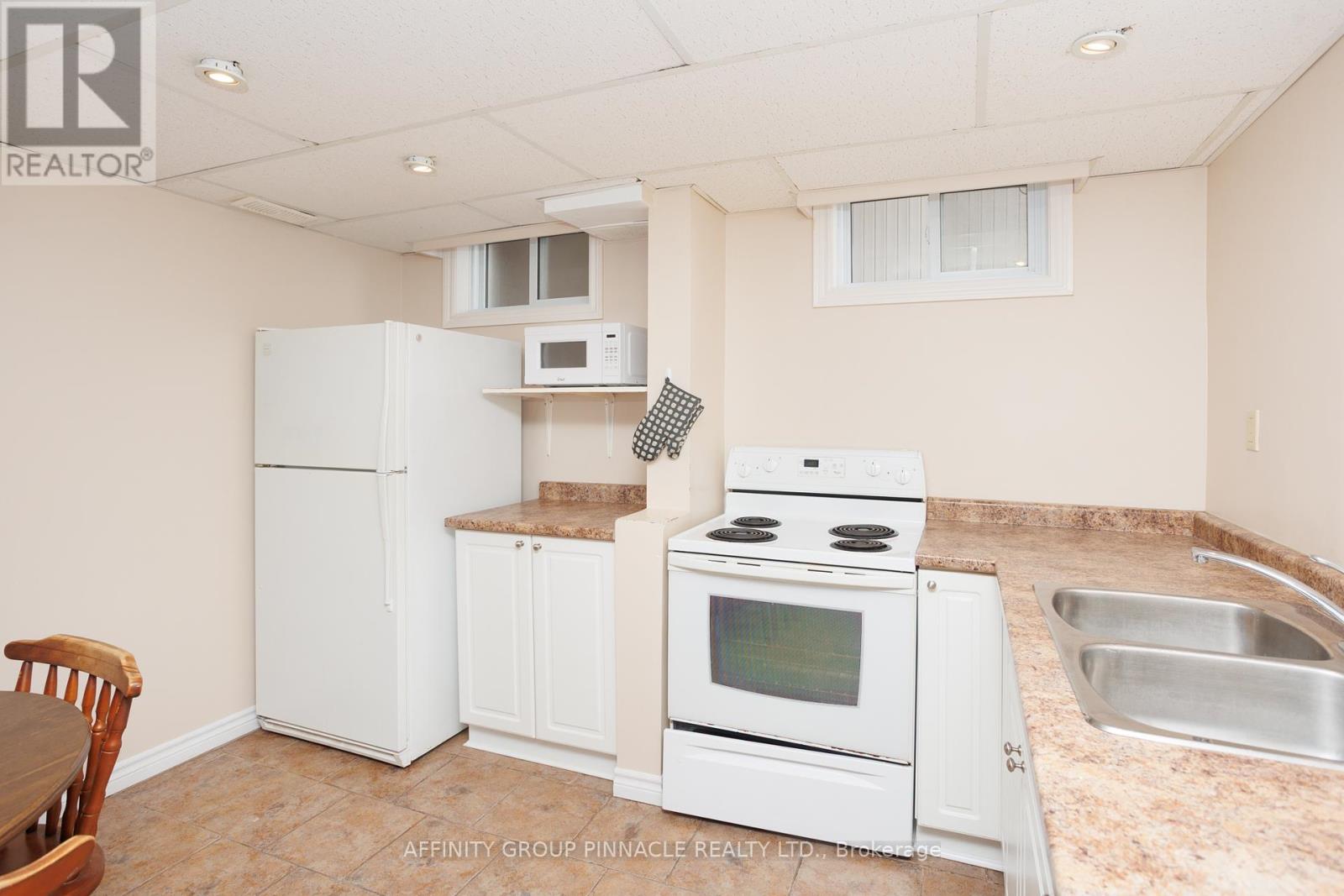 2 Maple Crescent, Kawartha Lakes (Lindsay), Ontario  K9V 2R7 - Photo 38 - X12128544