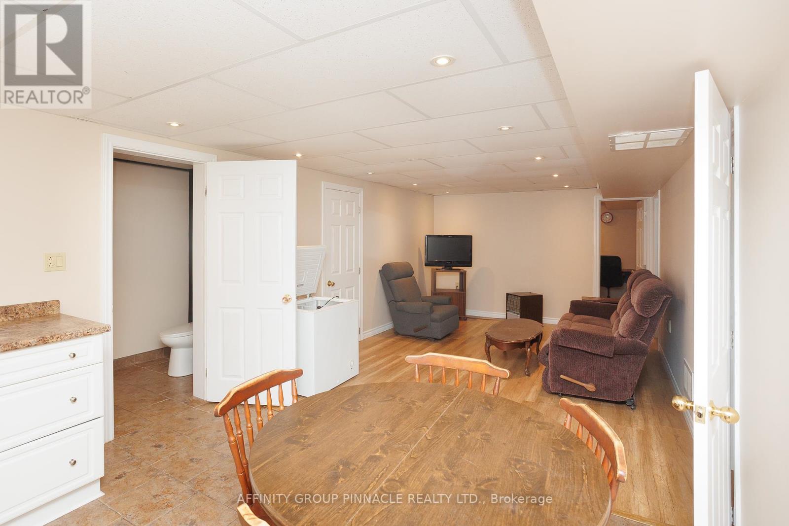 2 Maple Crescent, Kawartha Lakes (Lindsay), Ontario  K9V 2R7 - Photo 39 - X12128544