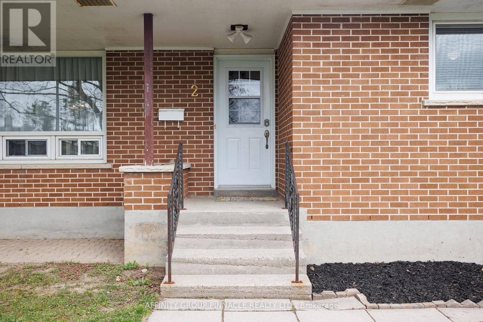 2 Maple Crescent, Kawartha Lakes (Lindsay), Ontario  K9V 2R7 - Photo 4 - X12128544