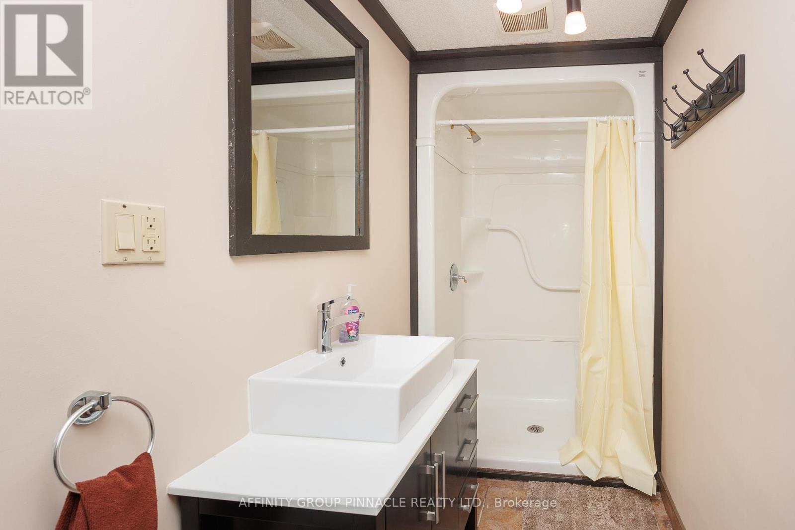 2 Maple Crescent, Kawartha Lakes (Lindsay), Ontario  K9V 2R7 - Photo 40 - X12128544
