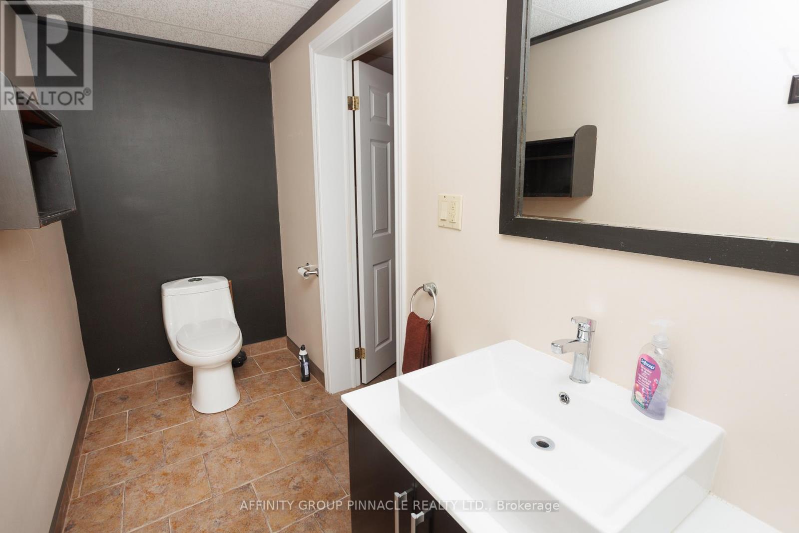 2 Maple Crescent, Kawartha Lakes (Lindsay), Ontario  K9V 2R7 - Photo 41 - X12128544