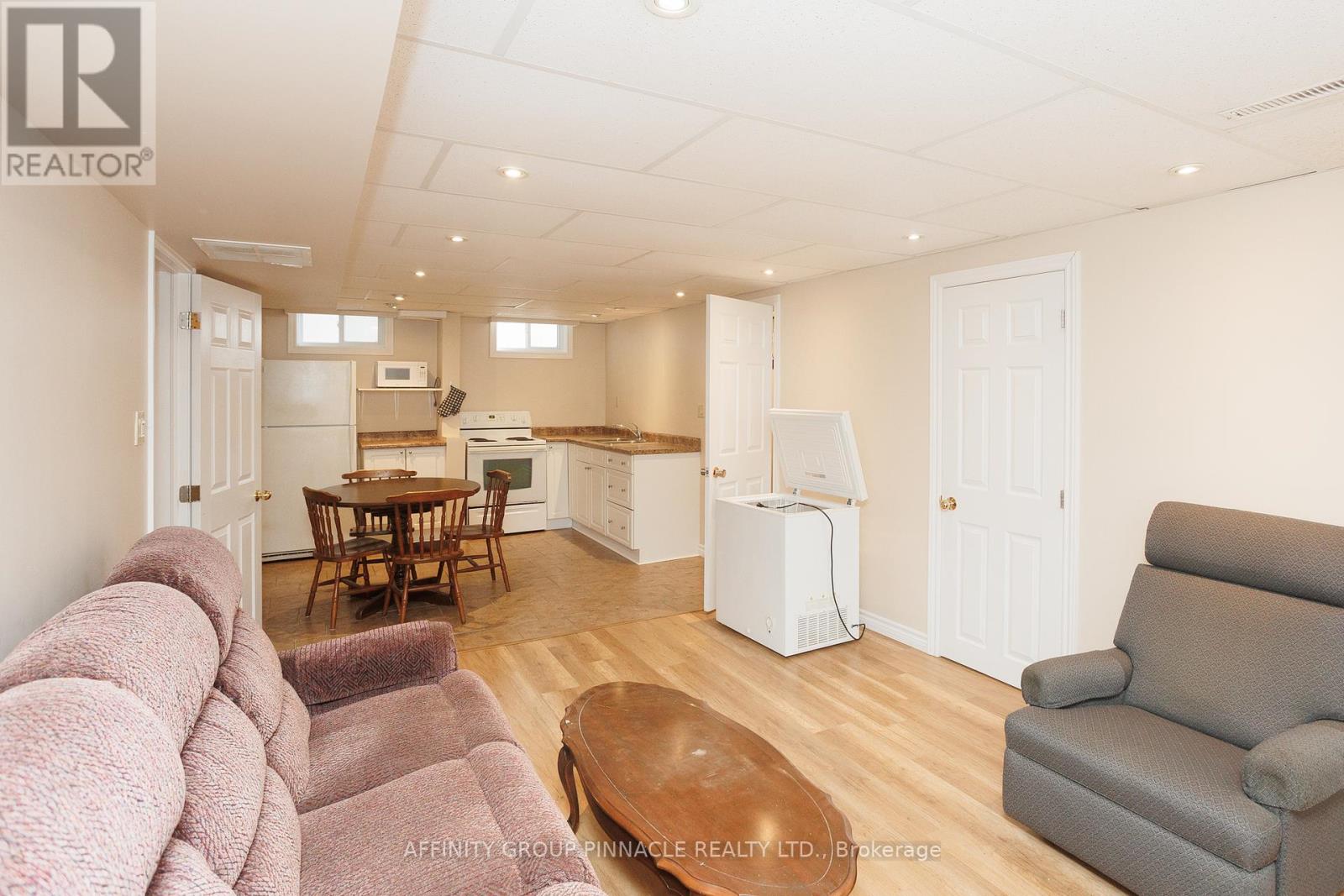2 Maple Crescent, Kawartha Lakes (Lindsay), Ontario  K9V 2R7 - Photo 42 - X12128544