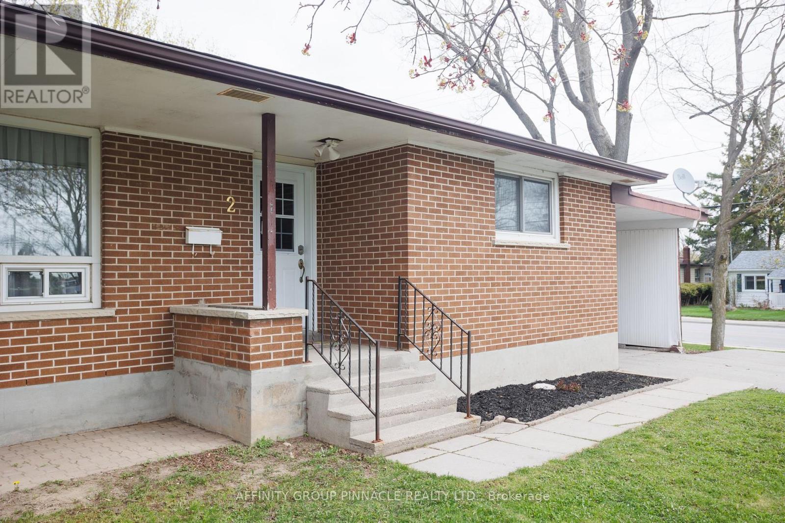2 Maple Crescent, Kawartha Lakes (Lindsay), Ontario  K9V 2R7 - Photo 5 - X12128544