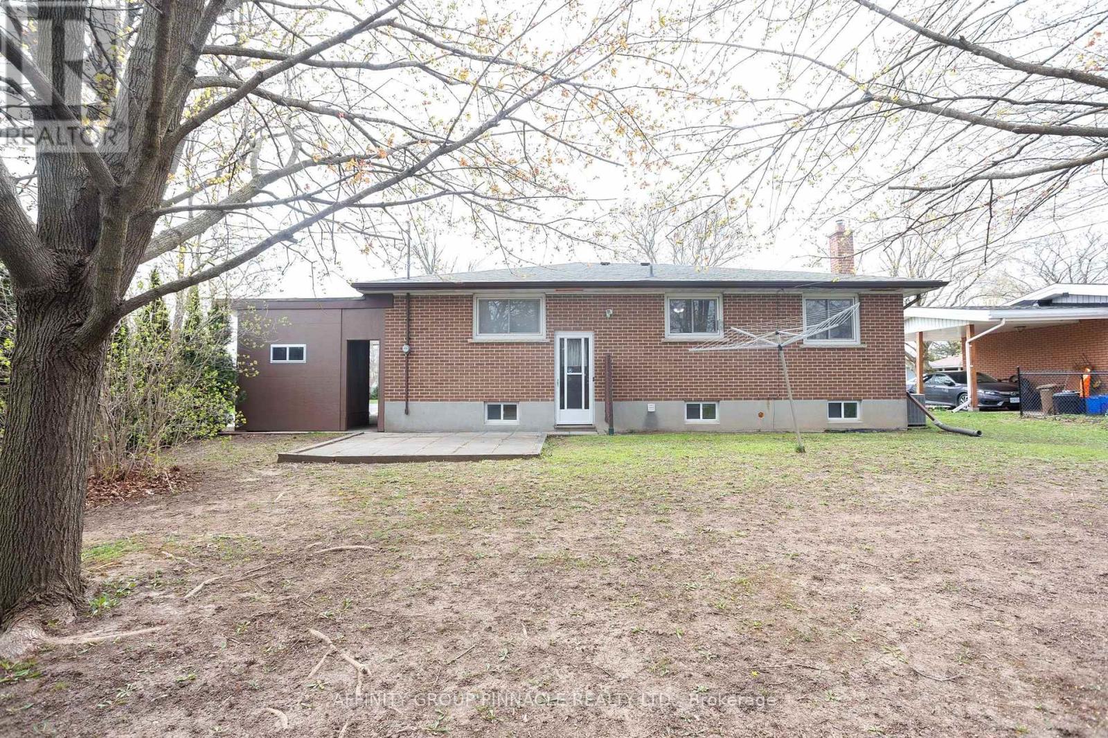 2 Maple Crescent, Kawartha Lakes (Lindsay), Ontario  K9V 2R7 - Photo 6 - X12128544