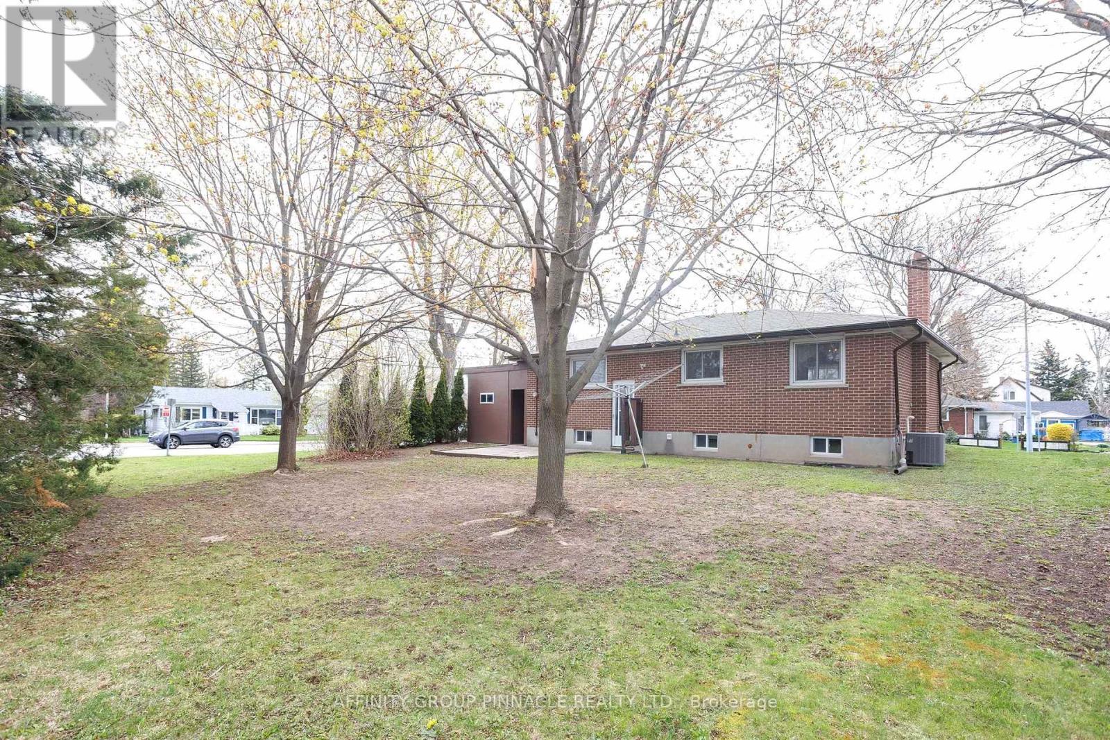 2 Maple Crescent, Kawartha Lakes (Lindsay), Ontario  K9V 2R7 - Photo 7 - X12128544