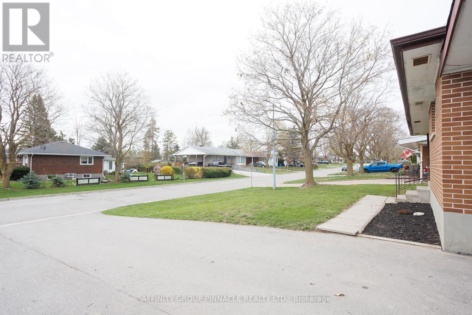 2 Maple Crescent, Kawartha Lakes (Lindsay), Ontario  K9V 2R7 - Photo 9 - X12128544