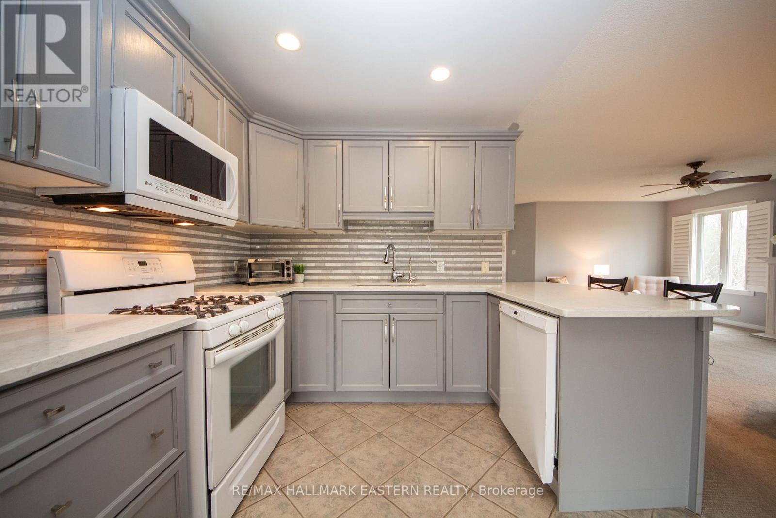 14 - 877 Wentworth Street, Peterborough West (Central), Ontario  K9J 8R7 - Photo 11 - X12128877